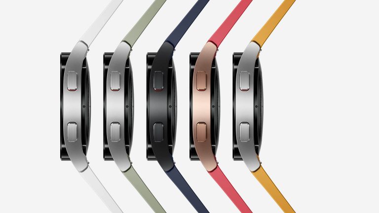 Die Galaxy Watch4 in unterschiedlichen Farben und mit unterschiedlichen Armbändern.