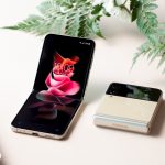 Das Samsung Galaxy Z Flip3 5G liegt in zwei Ausf&uuml;hrungen auf einem Tisch: einmal aufgeklappt und einmal geschlossen.