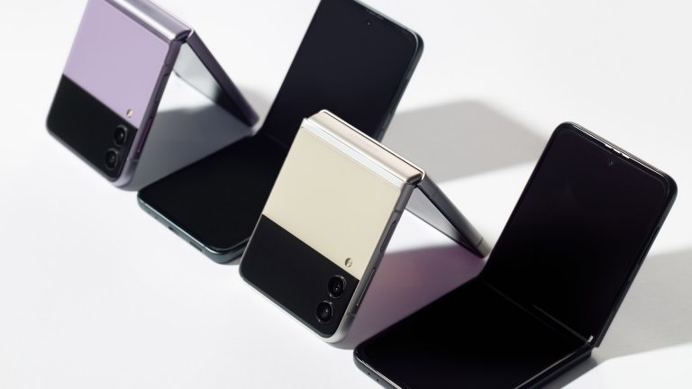 Das Samsung Galaxy Z Flip3 5G liegt viermal nebeneinander: jeweils abwechselnd auf- und zugeklappt.