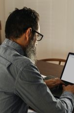 Eine Person sitzt vor einem Laptop und meldet sich bei Telegram Web an.