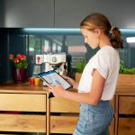 Eine Person h&auml;lt ein Tablet in der Hand. Darauf sind die Einstellungen einer Fritzbox zu sehen.