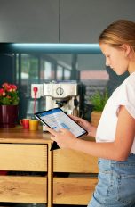 Eine Person h&auml;lt ein Tablet in der Hand. Darauf sind die Einstellungen einer Fritzbox zu sehen.