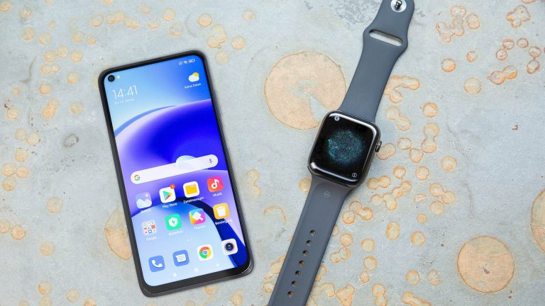 Ein Xiaomi Redmi Note 9T und eine Apple Watch 5 liegen nebeneinander.