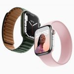 Produktfoto zweier Apple Watch 7 in den Farben Gr&uuml;n und Polarstern.