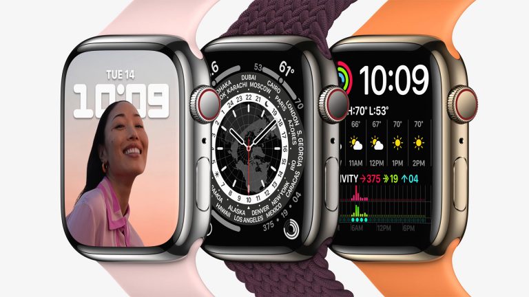 Produktfoto dreier Apple Watch 7, auf denen verschiedene Zifferblätter zu sehen sind.