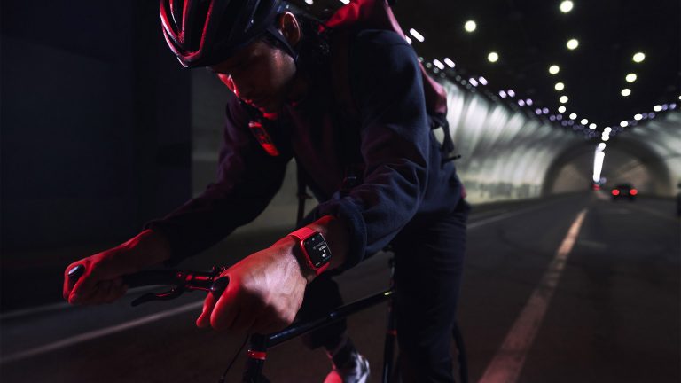 Eine Person fährt Rennrad in einem Tunnel. Am Handgelenkt trägt sie die Apple Watch 7 in rot.