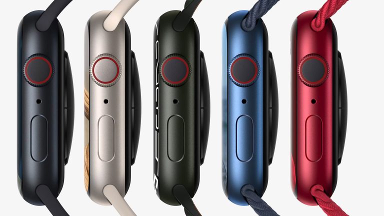 Produktfoto der Apple Watch 7 von der Seite in den fünf erhältlichen Farben.