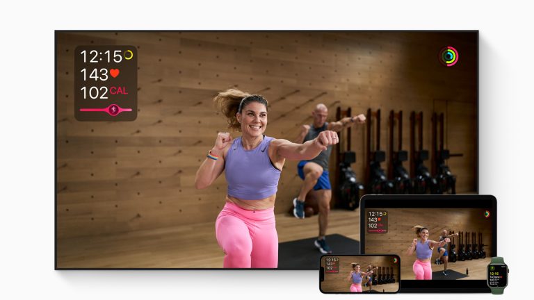 Auf einem Fernseher, einem iPad und einem iPhone ist ein Video von Apples Fitness-Abo Fitness+ zu sehen.