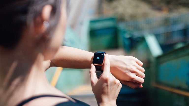 Eine Person trägt eine Apple Watch am Handgelenk. Auf dem Display ist das Telegram-Logo zu sehen.