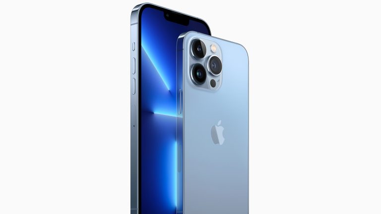 Das iPhone 13 Pro und Pro Max in der Farbe Sierrablau.