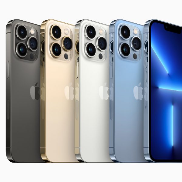 Das iPhone 13 Pro in den Farben Graphit, Gold, Silber und Sierrablau nebeneinander.