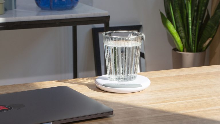 Auf einem B&uuml;roschreibtisch steht ein Wasserglas auf dem Beurer Trinkmanager.