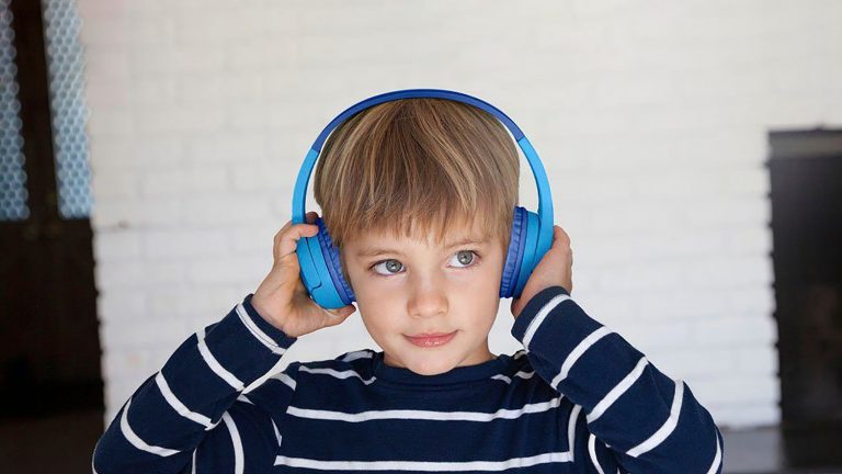 Ein Kind trägt einen blauen Belkin Soundform Mini.