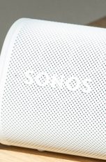 Die Sonos Roam in der Detailansicht. Die Sonne scheint auf das Sonos-Logo.