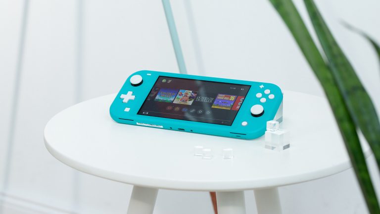 Eine Nintendo Switch Lite liegt auf einem Tisch.