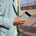 Eine Person h&auml;lt ein Pixel 6 in den H&auml;nden, das farblich zu ihrem Outfit passt.