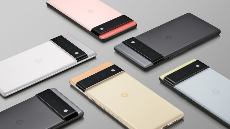 Produktfoto der Pixel 6-Familie mit allen Farbvarianten. Die Smartphones sind mosaikartig auf einer Oberfläche angeordnet.
