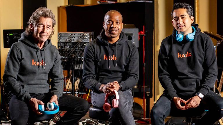 Foto von den Kekz-Gründern Carl Taylor und Adin Mumma, die zusammen mit Investor Peter Maffay in einem Tonstudio sitzen.