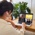 Eine Person h&auml;lt ein Online-Meeting. Alle Teilnehmer*innen nutzen dabei Lenses der Snap Camera.