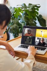 Eine Person h&auml;lt ein Online-Meeting. Alle Teilnehmer*innen nutzen dabei Lenses der Snap Camera.