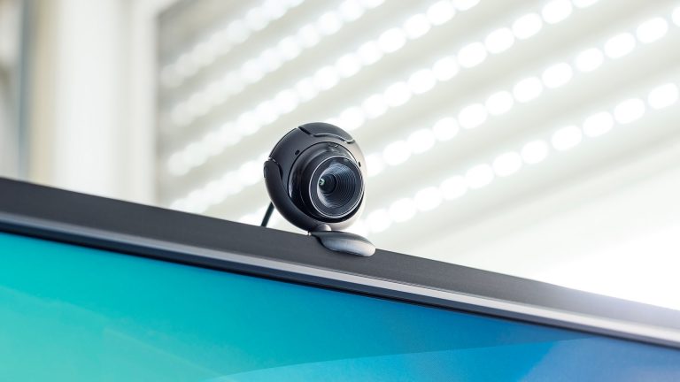 Eine Webcam ist oben auf einem Monitor angebracht.