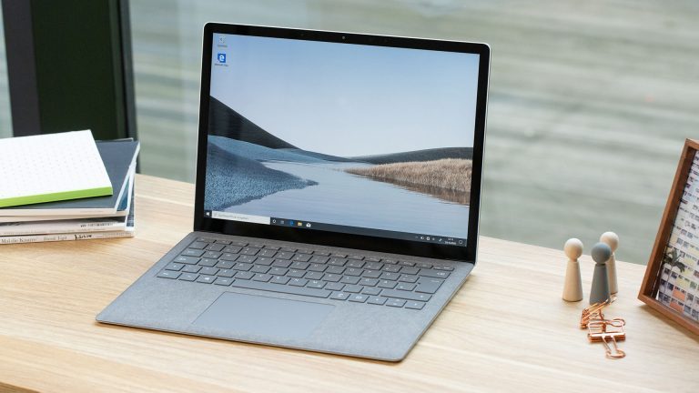 Der Microsoft Surface Laptop steht aufgeklappt auf einem Schreibtisch.