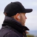 Eine Person im Freien mit AirPods der dritten Generation im Ohr.