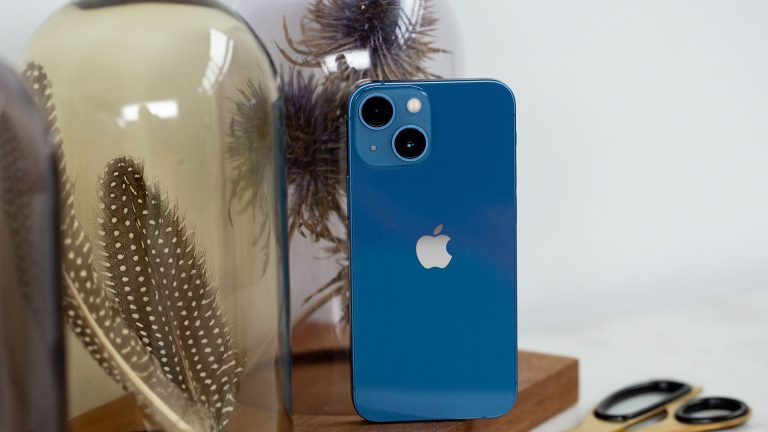 Lifestyle-Foto eines Apple iPhone 13 mini
