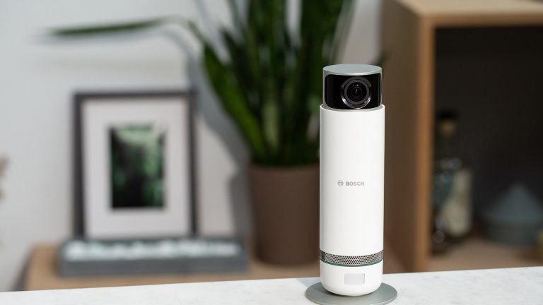 Die Überwachungskamera Bosch Smart Home 360 steht auf einem Tisch.