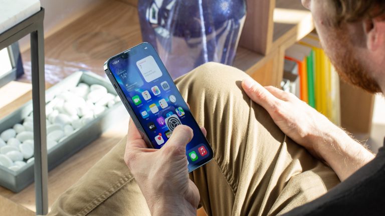 Eine Person bedient ein iPhone.