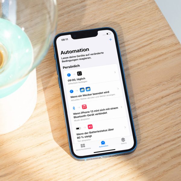 Ein iPhone liegt auf einem Tisch, das Display zeigt den Automations-Tab in der Kurzbefehle-App.