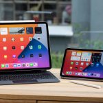 Das iPad Pro 12,9&rdquo; und das iPad mini auf einem Tisch nebeneinander.
