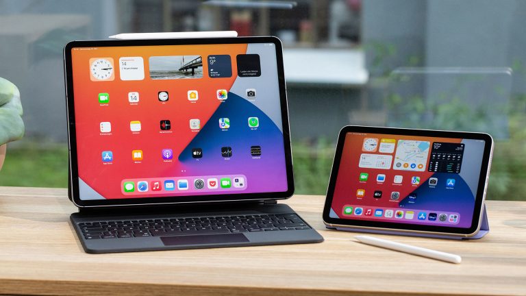 Das iPad Pro 12,9” und das iPad mini auf einem Tisch nebeneinander.