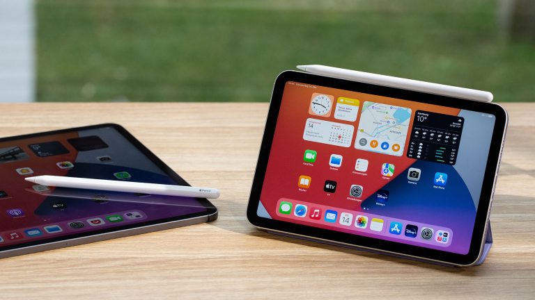 Das iPad mini steht auf einem Tisch, daneben liegt das iPad Pro.