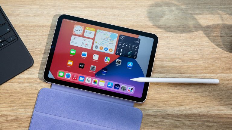 Das iPad mini mit aufgeklapptem Cover und dem Apple Pencil auf einem Tisch.