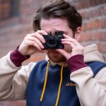 Eine Person h&auml;lt die Sony Cyber-Shot DSC-RX100M3 in der Hand und macht ein Foto in Richtung Kamera.