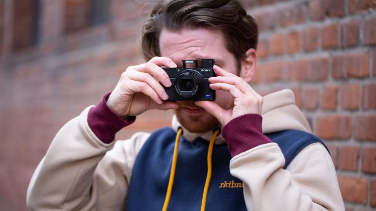 Eine Person h&auml;lt die Sony Cyber-Shot DSC-RX100M3 in der Hand und macht ein Foto in Richtung Kamera.