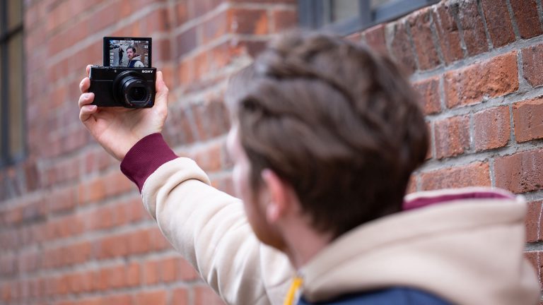 Eine Person macht mit einer Sony Cyber-Shot DSC-RX100M3 ein Selfie.
