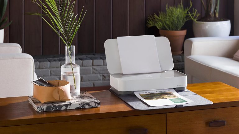 Der HP-Drucker Tango X steht auf einer Kommode. In der Ablage liegt ein Ausdruck.