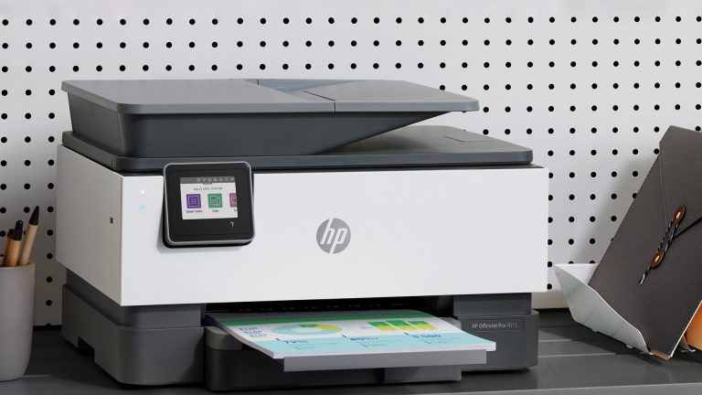 Ein kabelloser HP-Drucker steht auf einer Ablage.