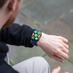 (Eine Person tr&auml;gt eine Apple Watch und schaut darauf.