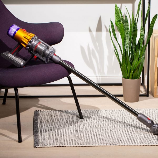 Ein Dyson V12 lehnt an einem Stuhl.