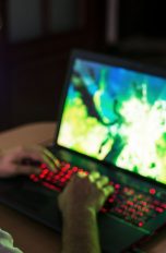 Externe Grafikkarte Eine Person spielt etwas an einem Gaming-Notebook.