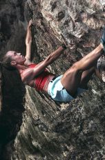 Eine Person klettert einen Berg hinauf. Sie trägt eine Smartwatch von Garmin.