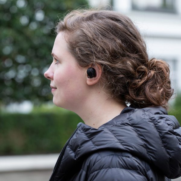 Seitenaufnahme einer Person, die die Sony WF 1000XM4 Bluetooth-Kopfhörer trägt.