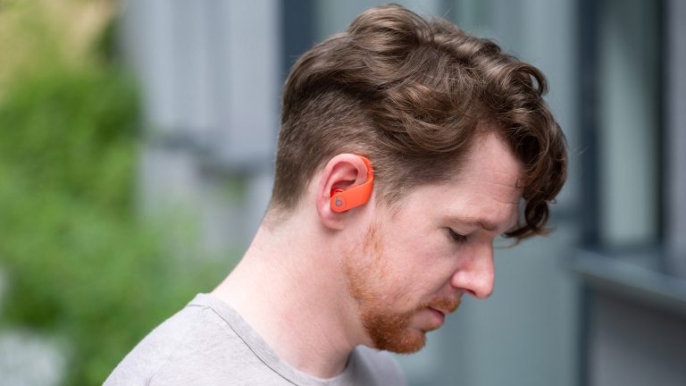 Eine Person trägt die Powerbeats Pro im Ohr.