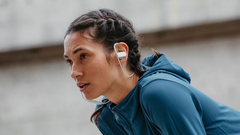 Eine Person in Sportbekleidung tr&auml;gt die Teufel Airy Sports in den Ohren.