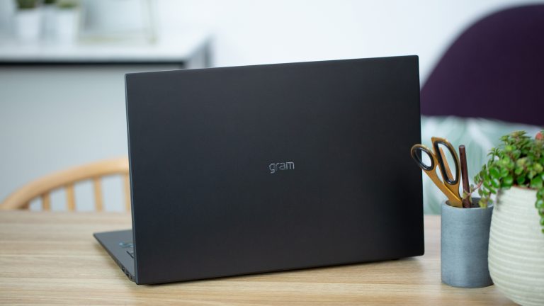 Rückansicht eines LG-Gram-Laptops.