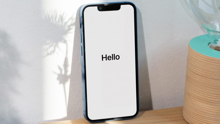Der Startbildschirm eines neuen iPhones mit dem Schriftzug „Hello“.