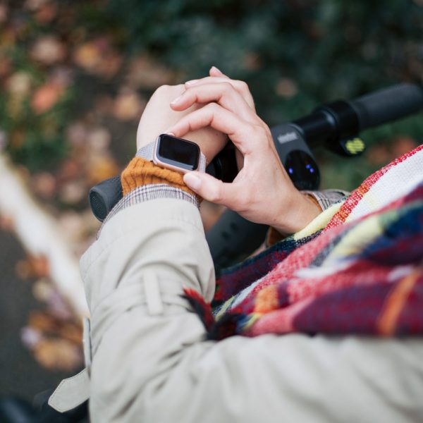 Eine Person tr&auml;gt eine Apple Watch am linken Arm und nimmt Einstellungen vor.